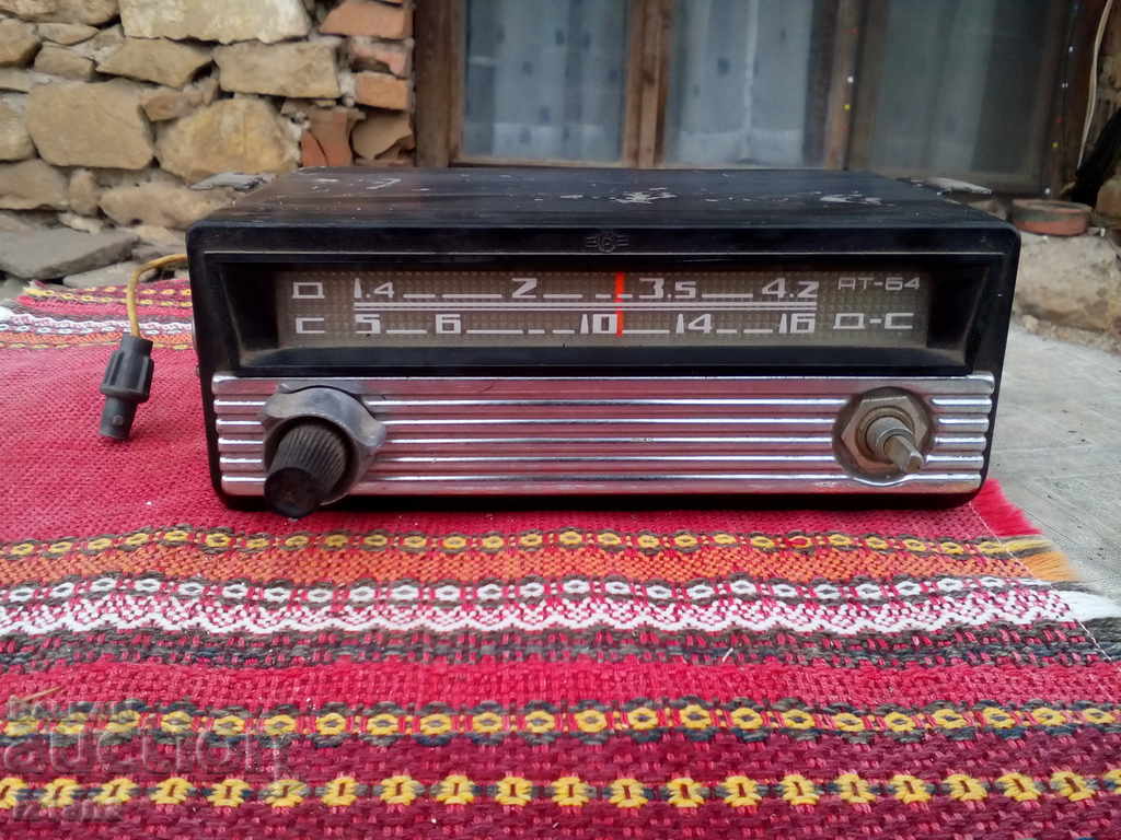 Παλιό ραδιόφωνο αυτοκινήτου AT-64