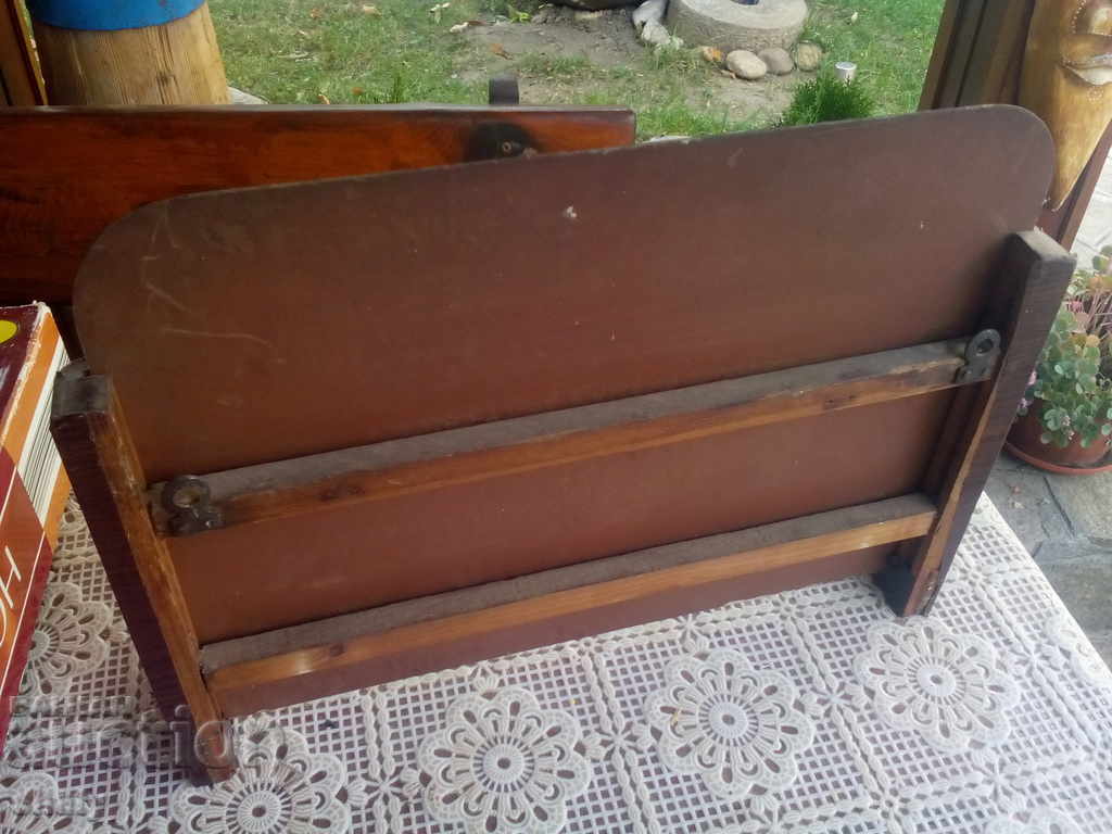 Ένας παλιός καθρέφτης στο σπίτι. με τιμή 15.00 BGN | € 7.67