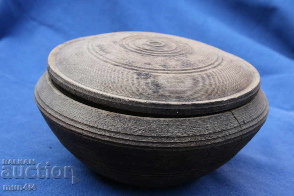 An old wooden bowl with a lid packed with a box of pancake