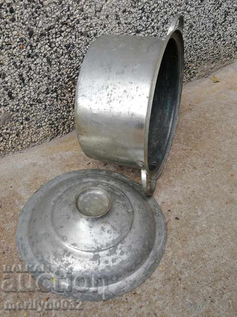 Auction An old bakery saucepan, a baker, a brass copper pot Auction An old bakery saucepan, a baker, a brass copper pot