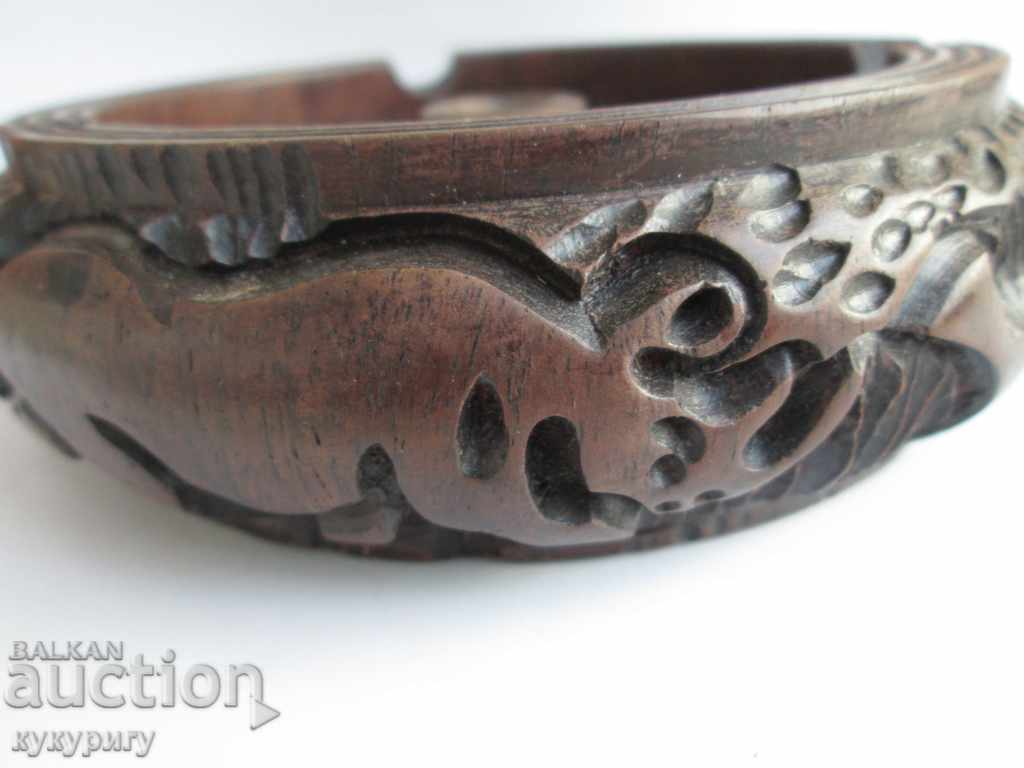 Delivery of Old wooden African ashtray carved unused Delivery of Old wooden African ashtray carved unused