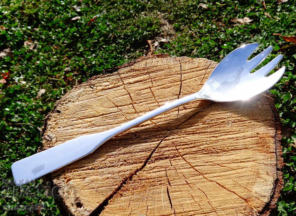 Посребрена вилица за сервиране. Посребрена вилица за сервиране.