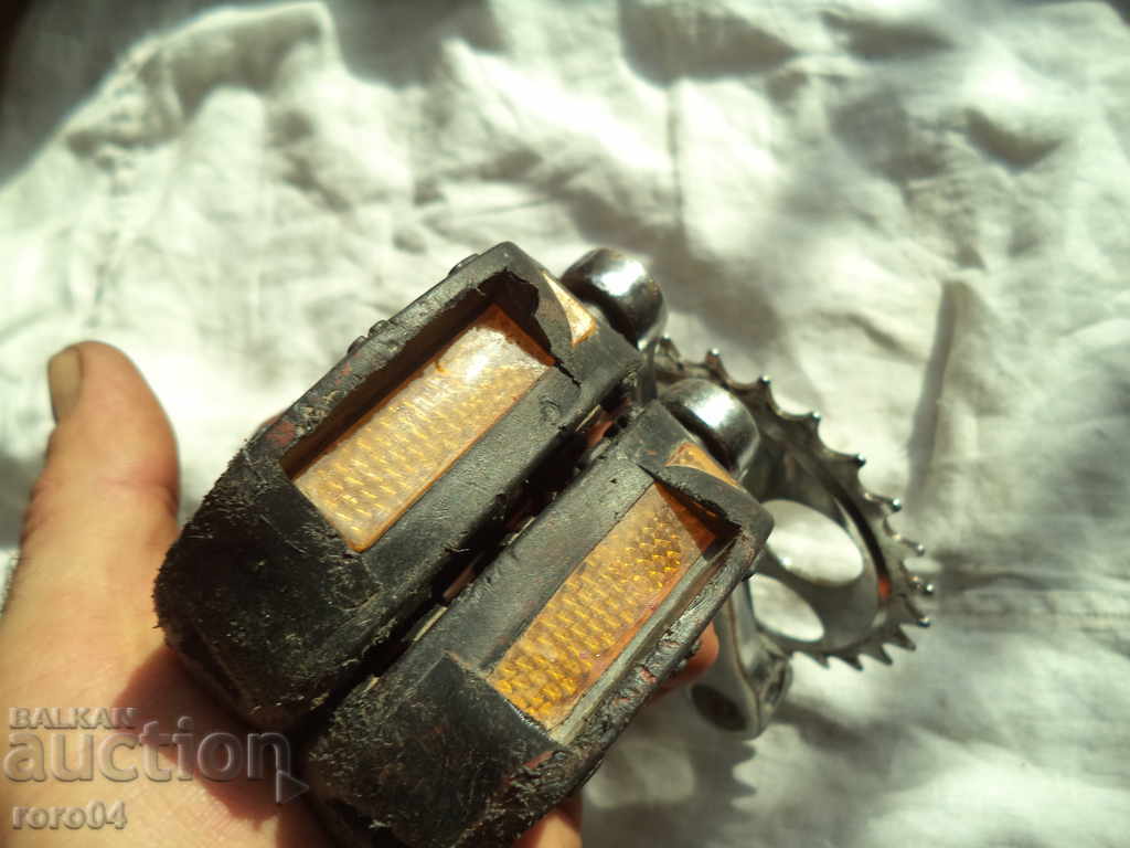 Delivery of OLD CHILDREN'S BODY PEDALS WITH CURVES - ACTUALLY Delivery of OLD CHILDREN'S BODY PEDALS WITH CURVES - ACTUALLY