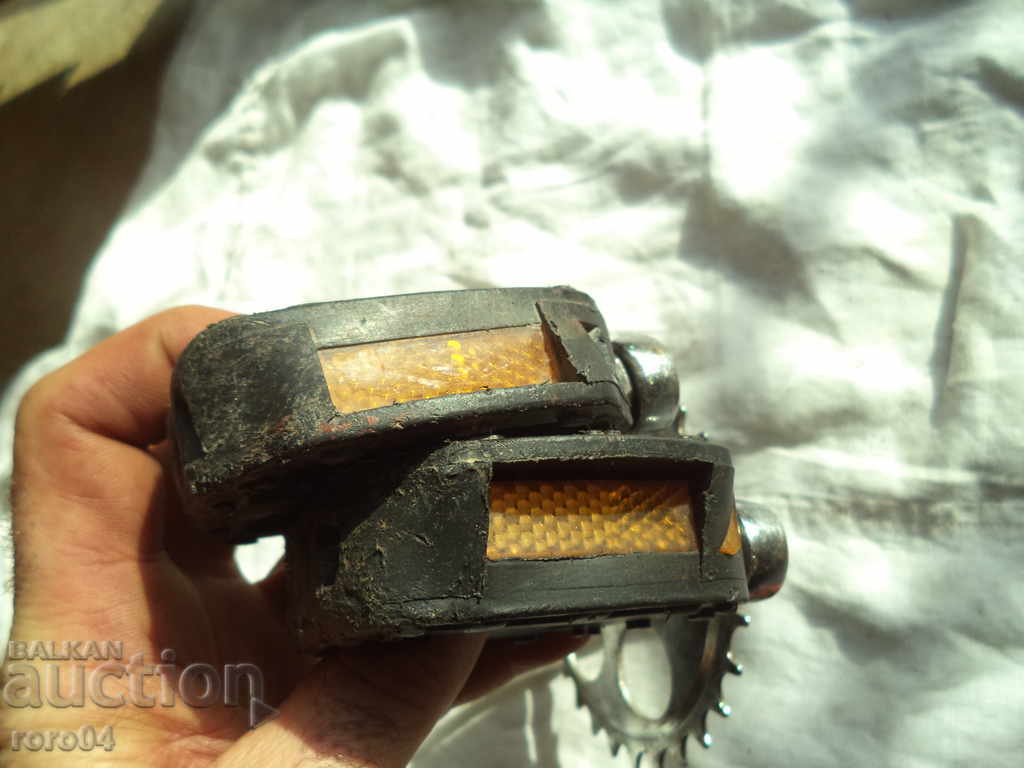 OLD CHILDREN'S BODY PEDALS WITH CURVES - ACTUALLY - 5 OLD CHILDREN'S BODY PEDALS WITH CURVES - ACTUALLY - 5