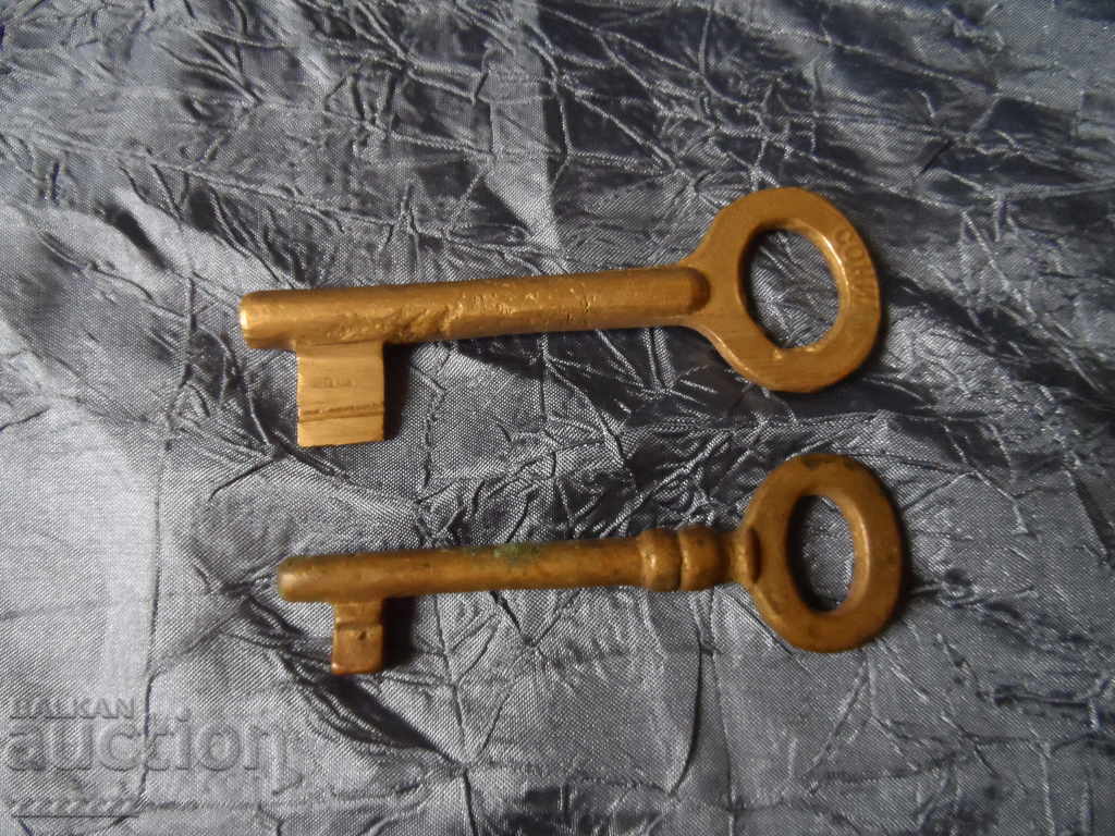 lot of old keys - 4 pcs. - 5 lot of old keys - 4 pcs. - 5