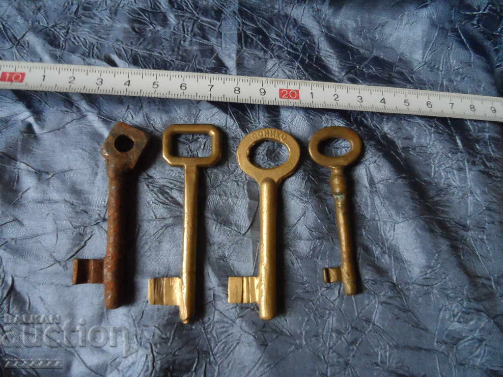 lot of old keys - 4 pcs. - 7 lot of old keys - 4 pcs. - 7