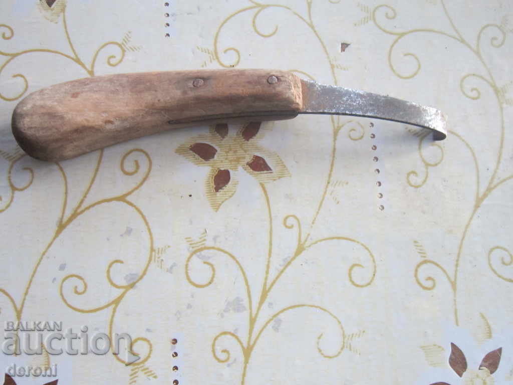 An old tool knife for wrought iron hooves with price 10.00 BGN | € 5.11 An old tool knife for wrought iron hooves with price 10.00 BGN | € 5.11