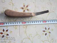 Ένα παλιό μαχαίρι εργαλείων για οπλές από σφυρήλατο σίδηρο