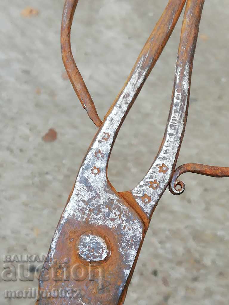 Auction  Renaissance forged scissors, wrought iron