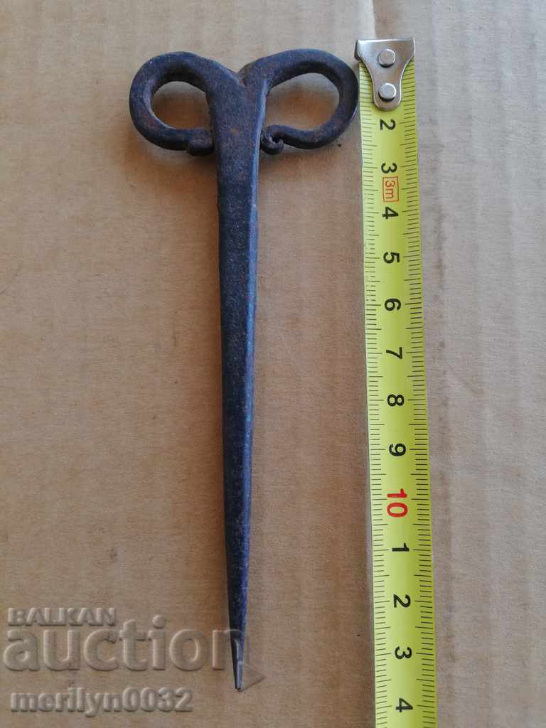 Auction An old skewer for killing the wrought iron forage Auction An old skewer for killing the wrought iron forage