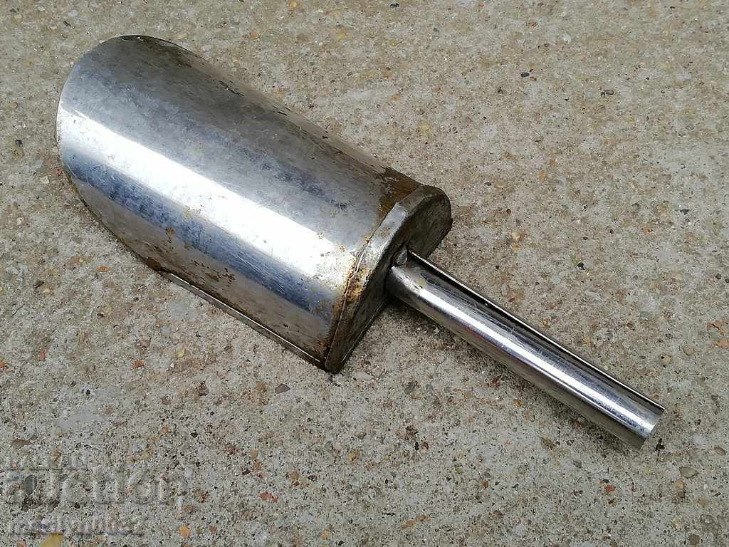 Delivery of Old metal shovel, shovel for grains Delivery of Old metal shovel, shovel for grains