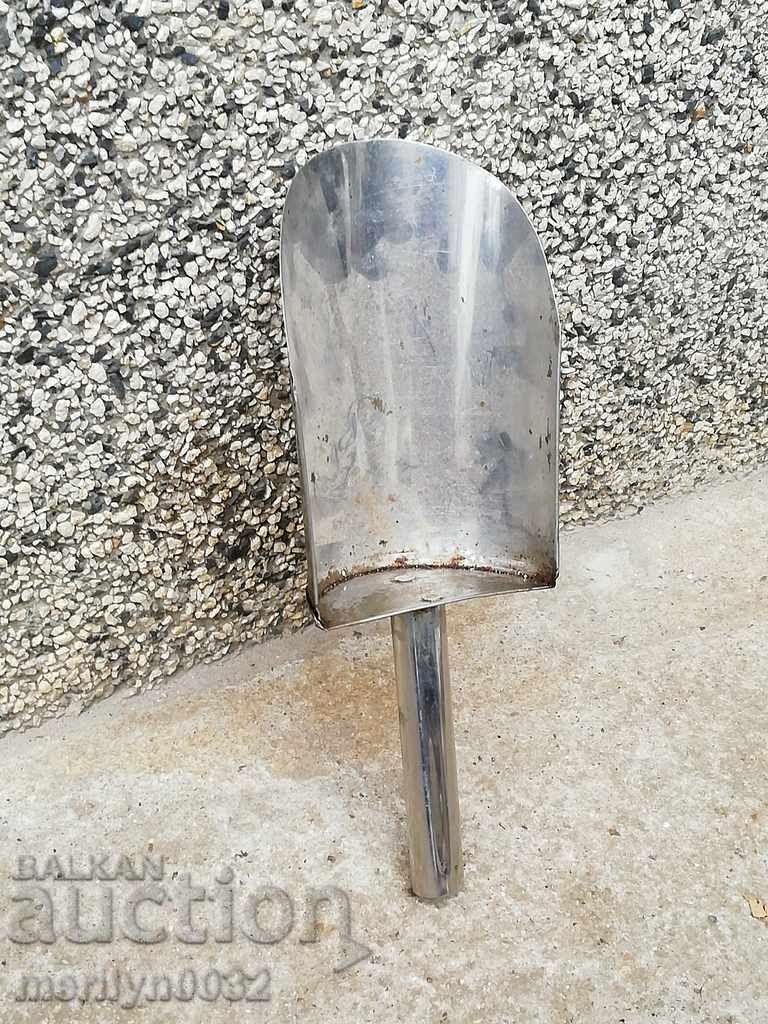 Стара  метална лопатка, лопата за зърнени храни