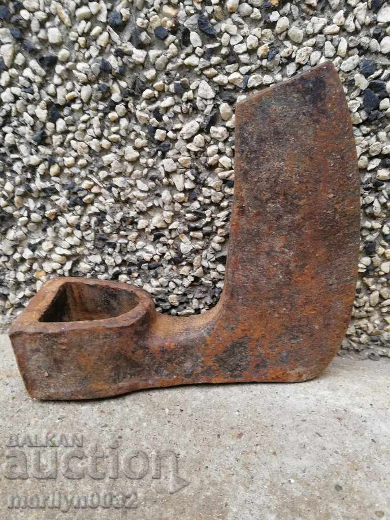 Livrarea Un instrument vechi de arbori axiali din fier forjat Livrarea Un instrument vechi de arbori axiali din fier forjat