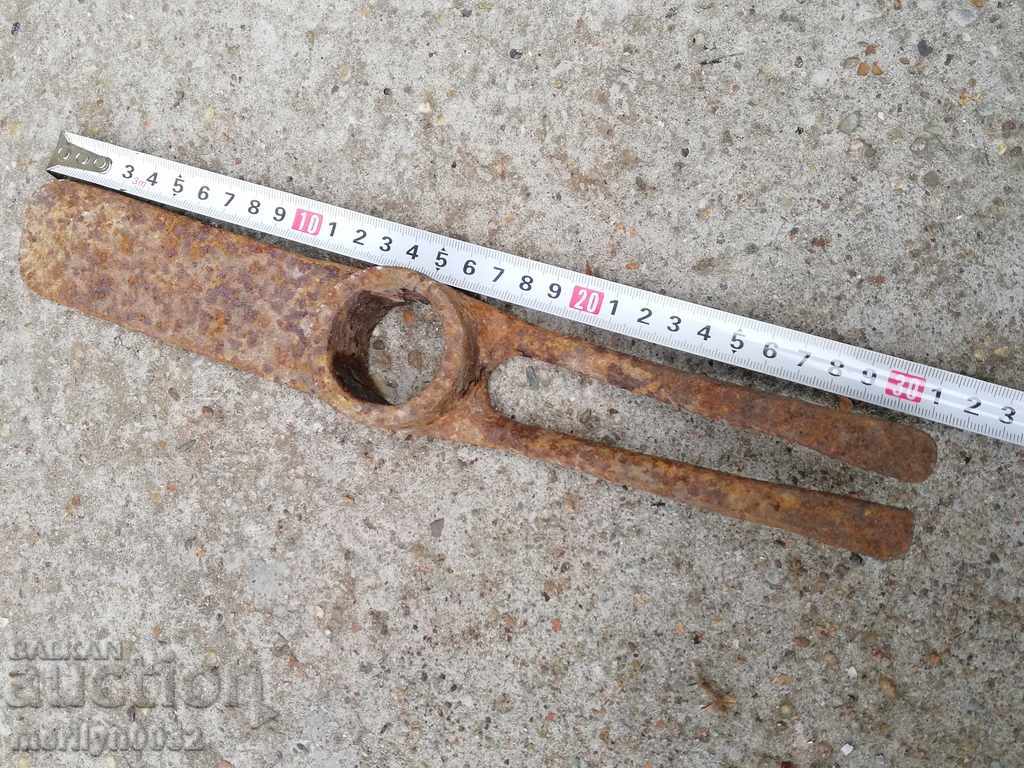 Auction  Old agricultural tool, turntable, pick, chap