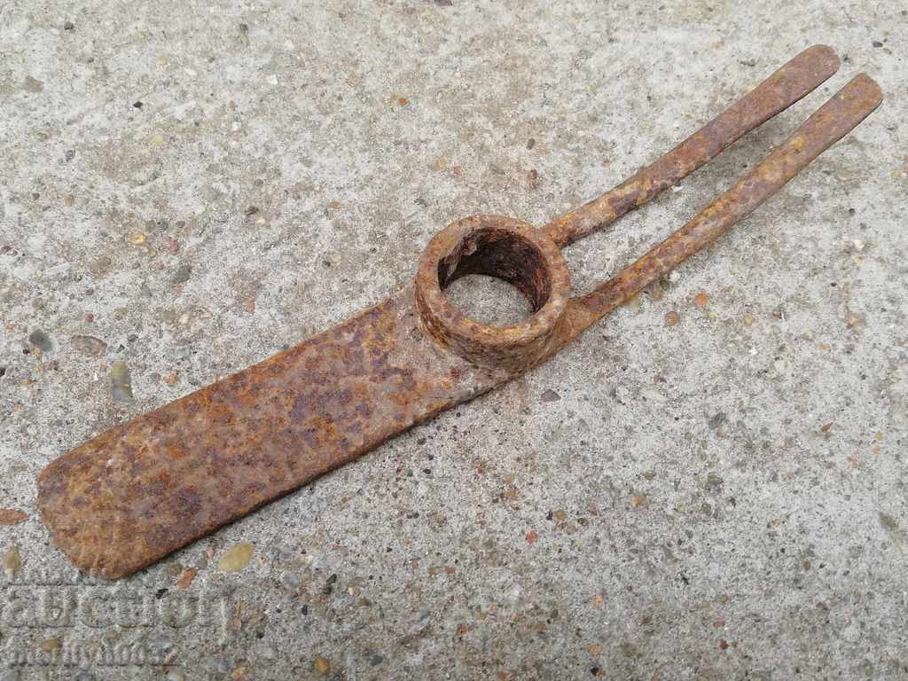 Old agricultural tool, turntable, pick, chap - 5