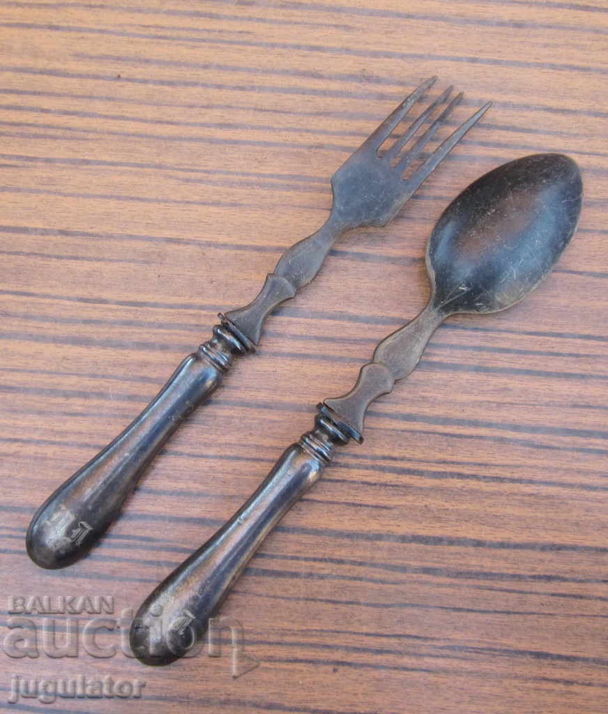 Linguriță și furculiță de servire Art Nouveau germană WMF I/O cu preț € 25.00 | 48.90 BGN Linguriță și furculiță de servire Art Nouveau germană WMF I/O cu preț € 25.00 | 48.90 BGN