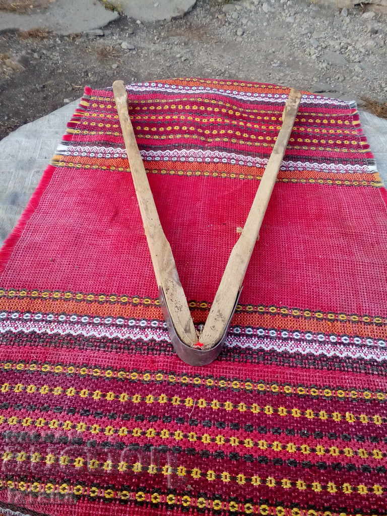 An old laundry pinch with price 12.00 BGN | € 6.14 An old laundry pinch with price 12.00 BGN | € 6.14