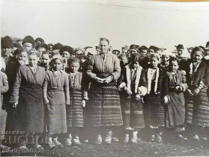 A photo from the FTT, copied from the original Vintage Photos Paper