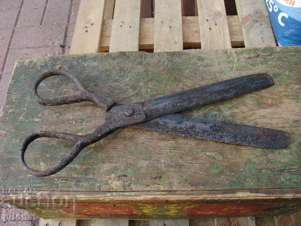 Ножиците на Уста Димитър от 1832 година с цена 190.00 лв. | € 97.15 Ножиците на Уста Димитър от 1832 година с цена 190.00 лв. | € 97.15