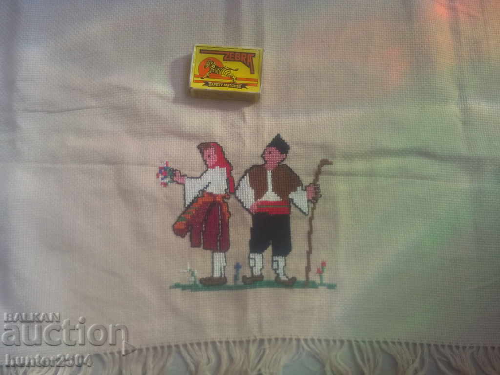 Patrat, fata de masa cu broderie tapiserie 75x75 cm. cu franjuri cu preț 29.95 BGN | € 15.31 Patrat, fata de masa cu broderie tapiserie 75x75 cm. cu franjuri cu preț 29.95 BGN | € 15.31