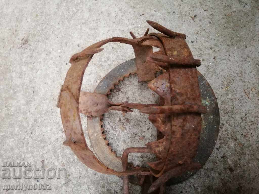 Hand forged trap with wrought iron spikes - 6 Hand forged trap with wrought iron spikes - 6