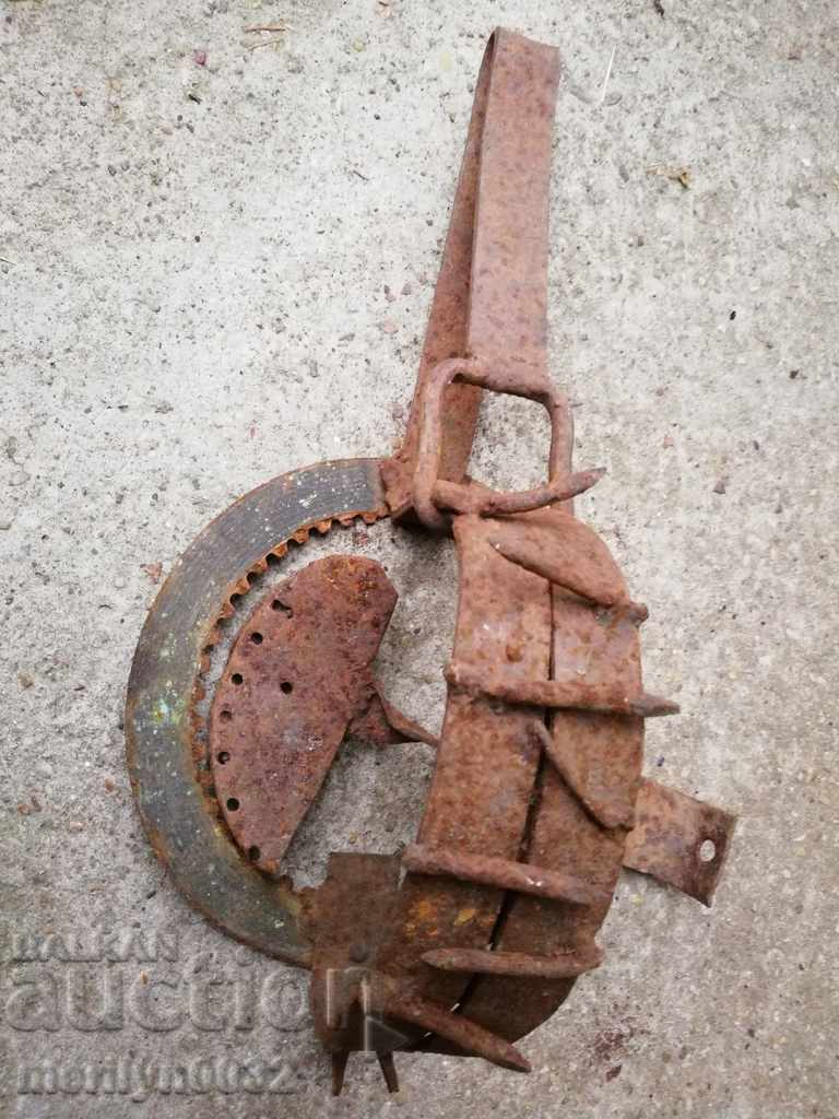 Hand forged trap with wrought iron spikes - 7 Hand forged trap with wrought iron spikes - 7