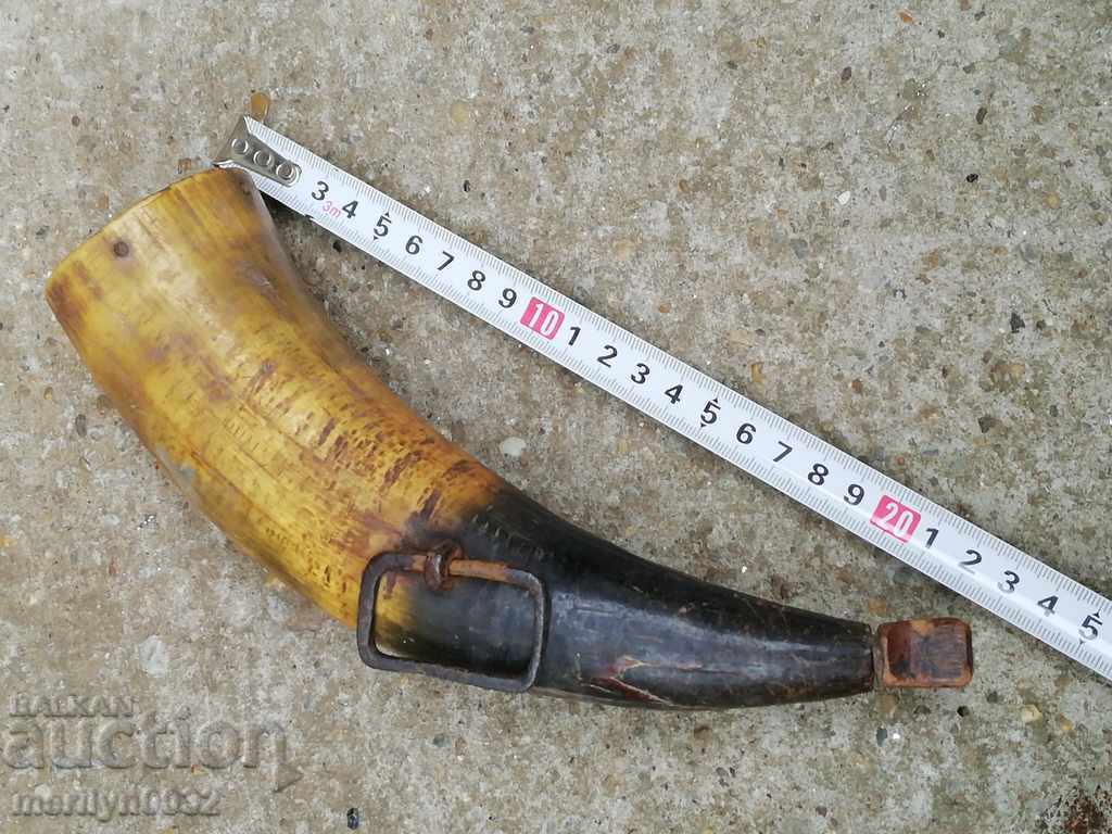 Ancient horned horn powder magazine for a rifle, Pishtov with price 128.00 BGN | € 65.45 Ancient horned horn powder magazine for a rifle, Pishtov with price 128.00 BGN | € 65.45