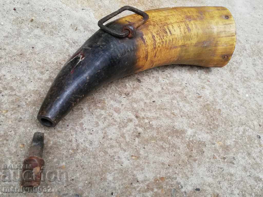 Auction Ancient horned horn powder magazine for a rifle, Pishtov Auction Ancient horned horn powder magazine for a rifle, Pishtov