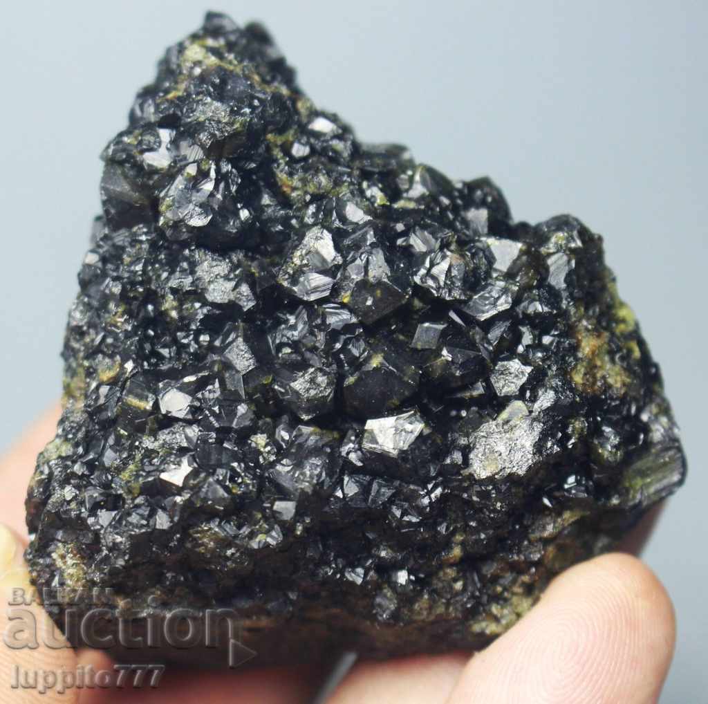 Auction garnish anadrite of a mineral matrix Auction garnish anadrite of a mineral matrix