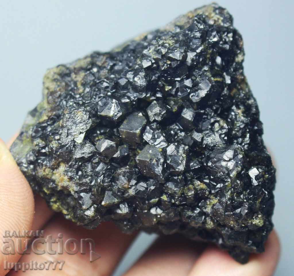 Delivery of garnish anadrite of a mineral matrix Delivery of garnish anadrite of a mineral matrix