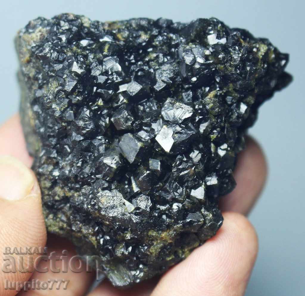 garnish anadrite of a mineral matrix