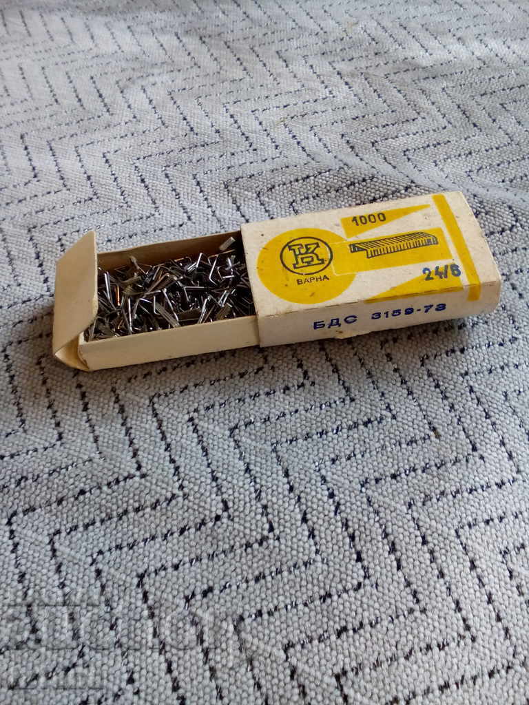 Auction An old staple box with staples Auction An old staple box with staples