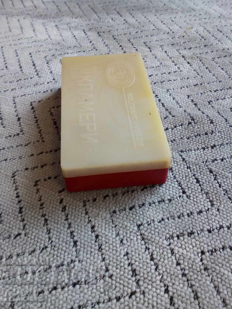 O cutie veche de cleme de hârtie cu preț 5.00 BGN | € 2.56 O cutie veche de cleme de hârtie cu preț 5.00 BGN | € 2.56