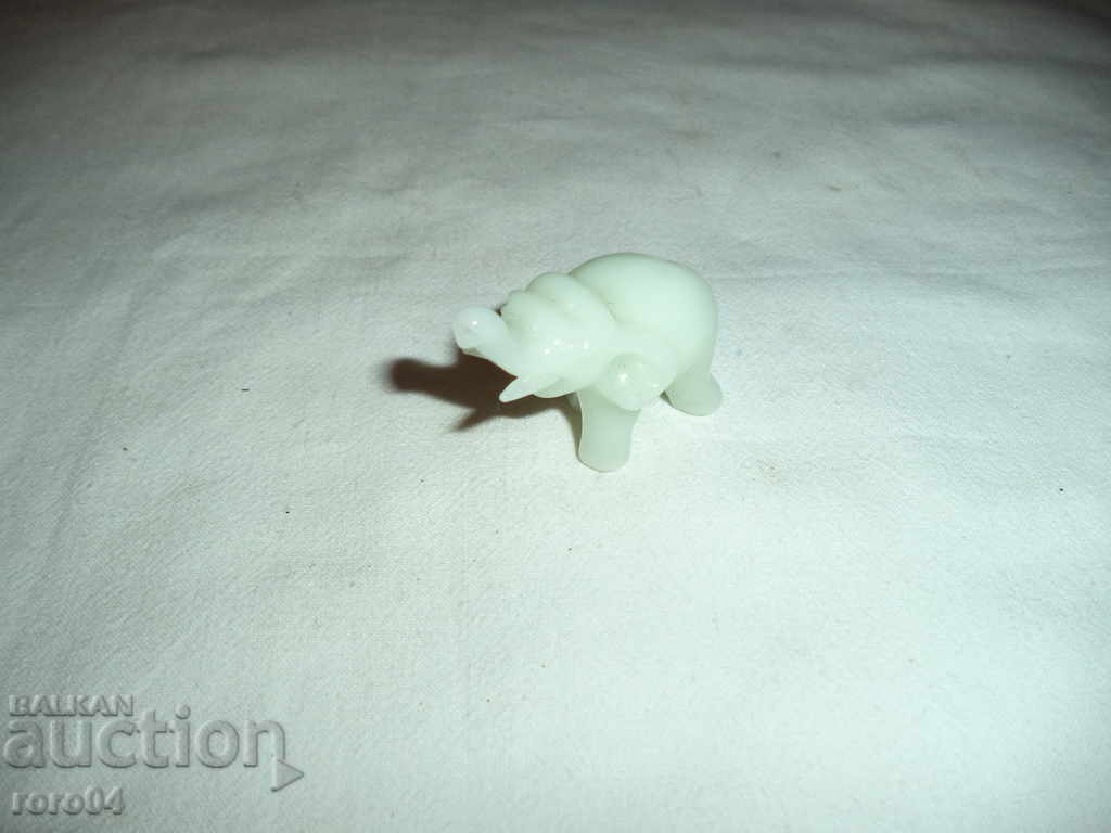 SCULPTURA DIN STICLĂ DIN SPATE