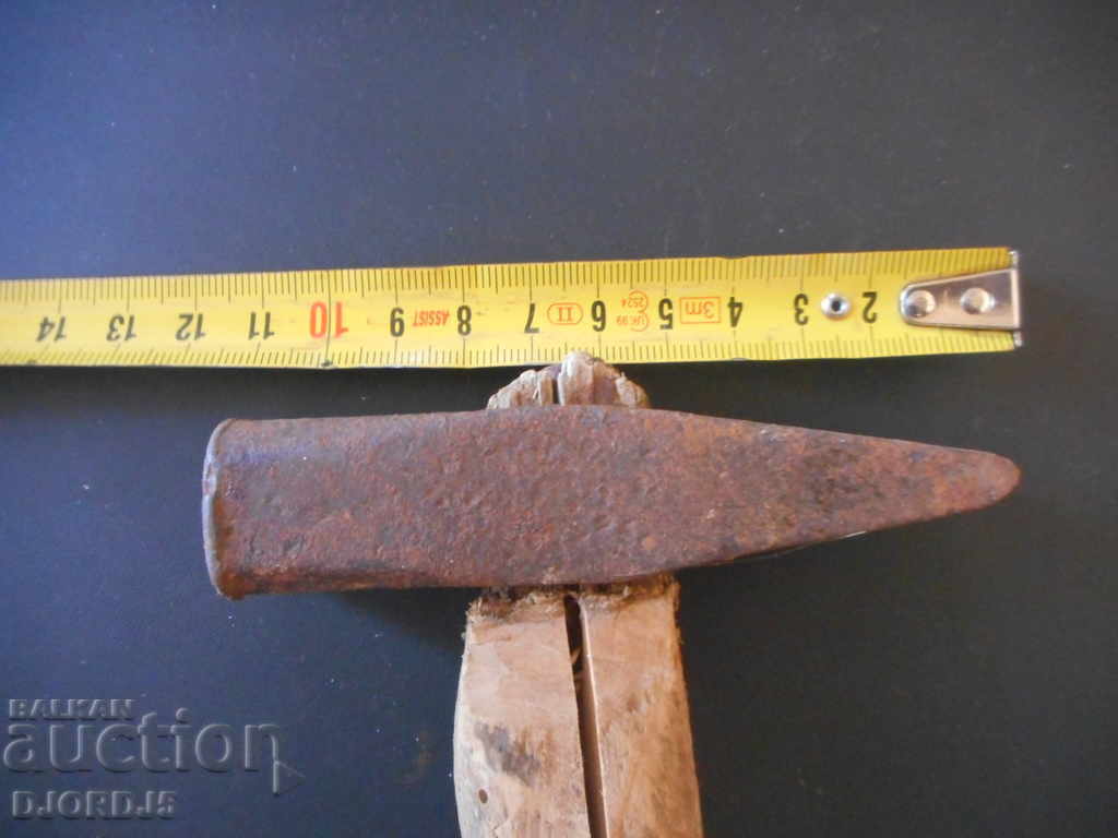 Delivery of An old hammer