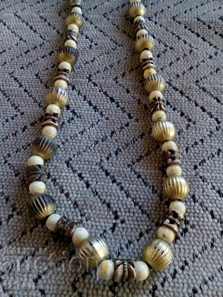 Un colier vechi, un colier, un colier cu preț 10.00 BGN | € 5.11