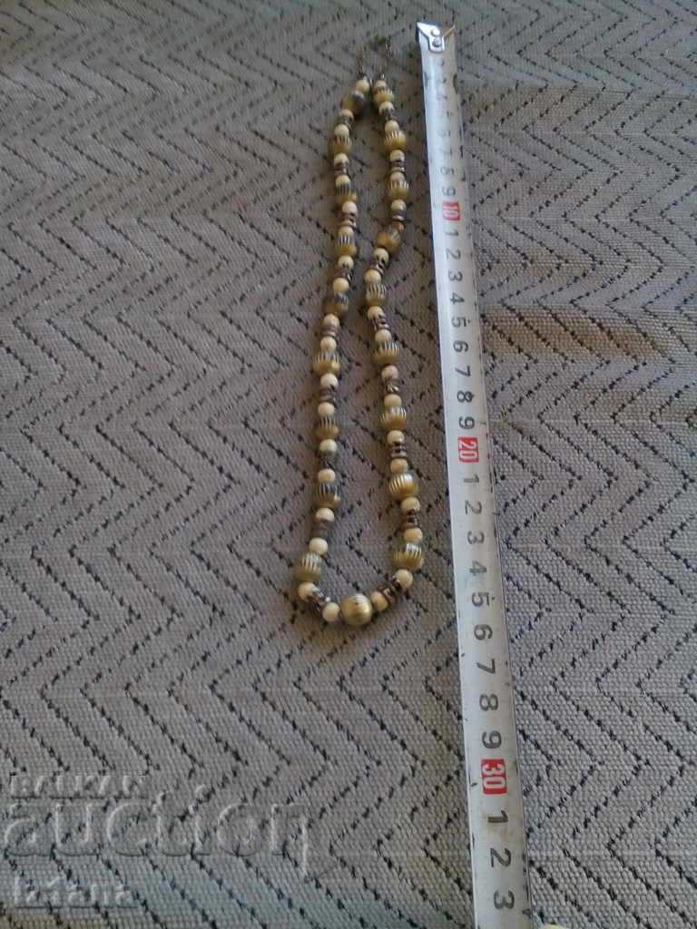 Livrarea Un colier vechi, un colier, un colier