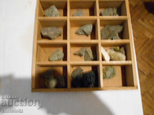 Колекция различни минерали