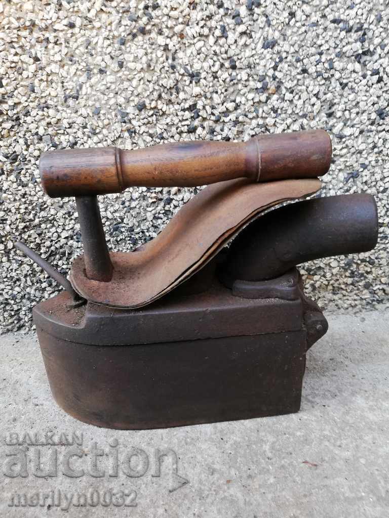 Fier de călcat vechi pe foc cu un horn cu preț 189.00 BGN | € 96.63