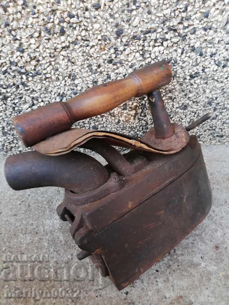 Licitație Fier de călcat vechi pe foc cu un horn