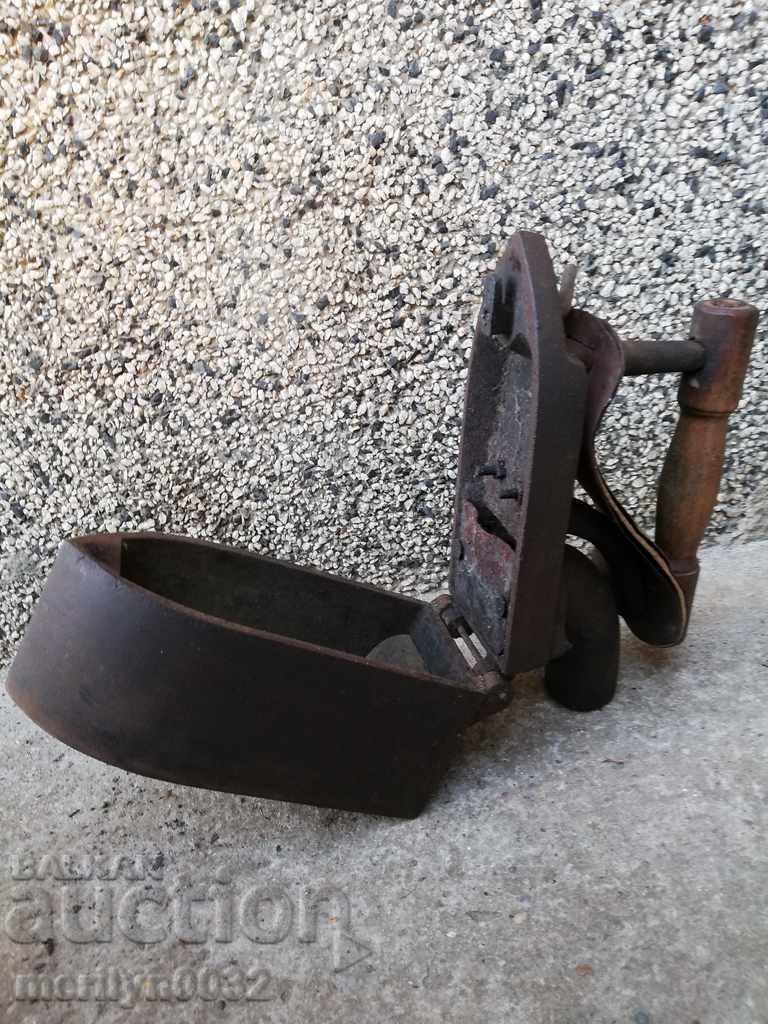 Fier de călcat vechi pe foc cu un horn - 6
