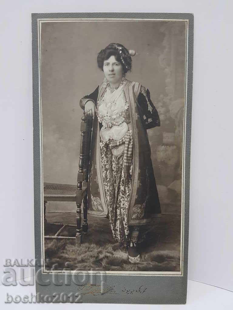 Музейно рядка българска-македонска фотография жена в носия.