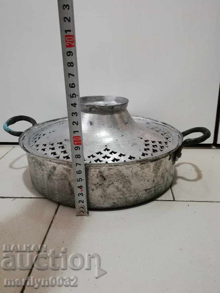 Auction  An old tinned pot, a baker's copper pot with lid