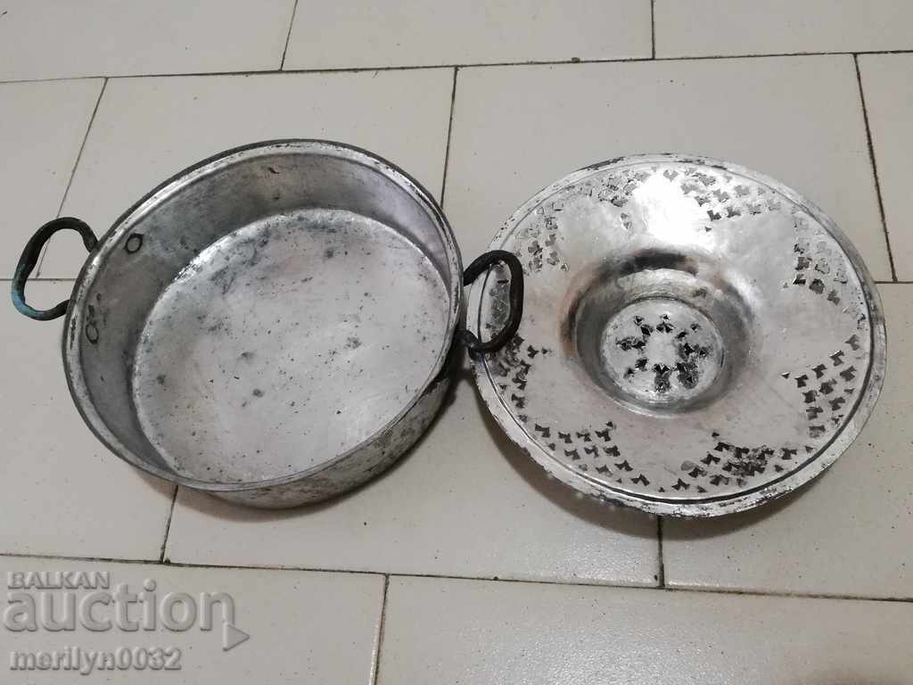 Delivery of An old tinned pot, a baker's copper pot with lid