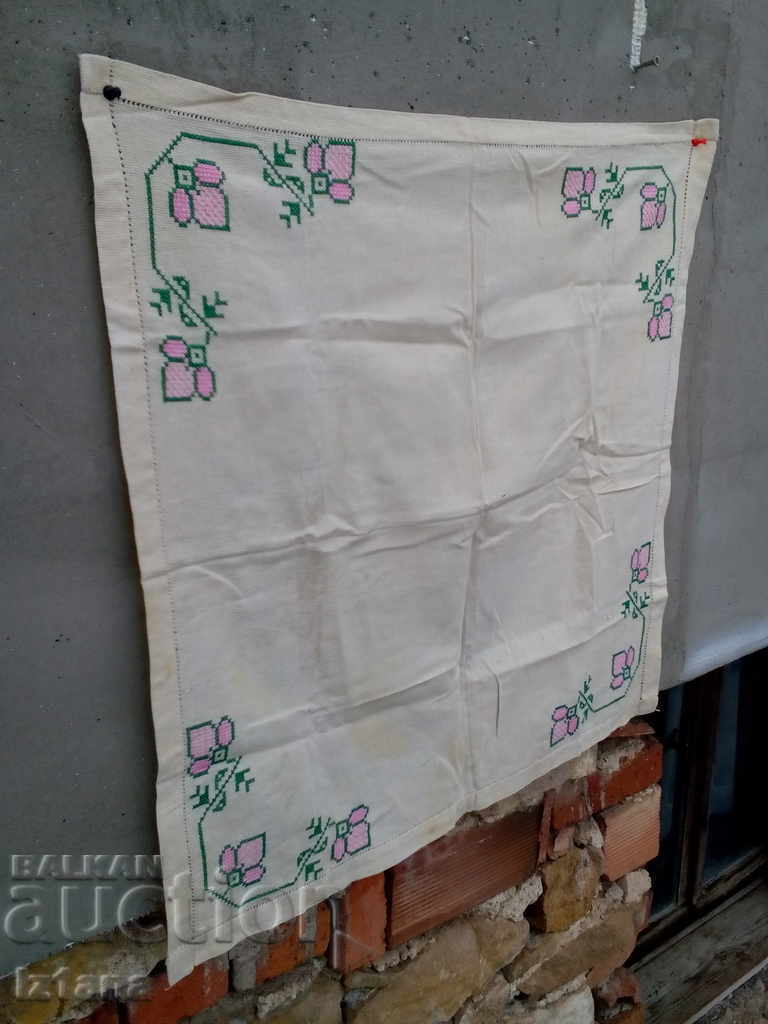 Παλιά κεντημένο τραπεζομάντιλο με τιμή 4.00 BGN | € 2.05 Παλιά κεντημένο τραπεζομάντιλο με τιμή 4.00 BGN | € 2.05