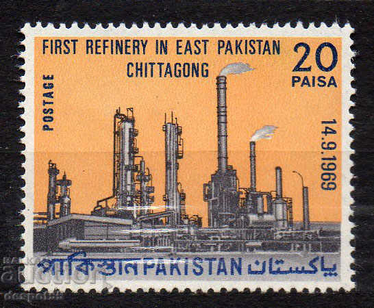 1969. Pakistan. The first oil refinery in Izt. Pakistan.