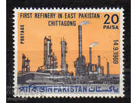 1969. Pakistan. Prima rafinărie de petrol din Izt. Pakistan.