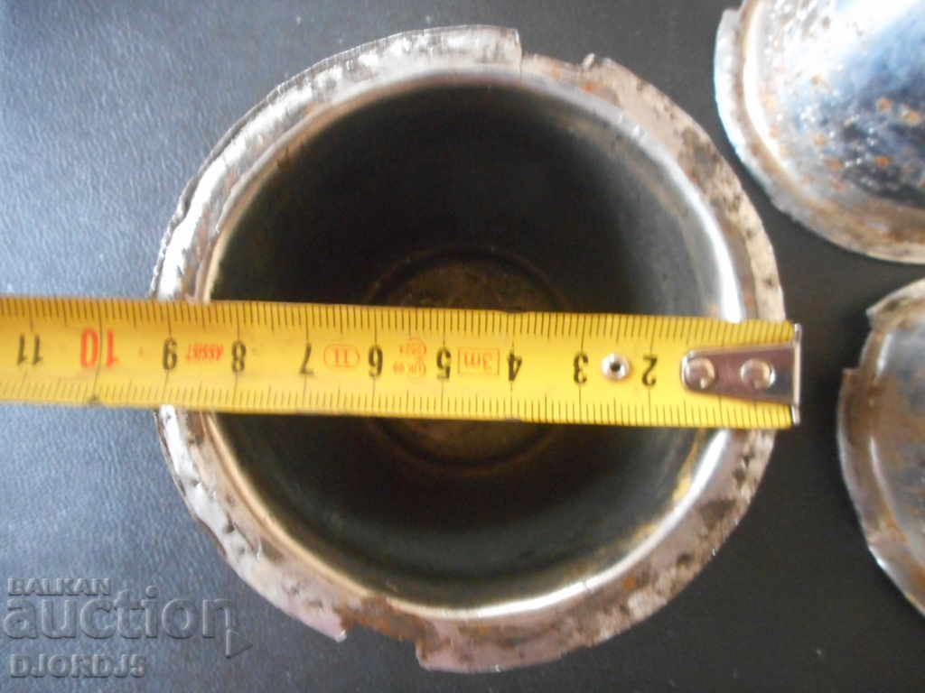 Auction Old caps, emblems from Moskvich car Auction Old caps, emblems from Moskvich car