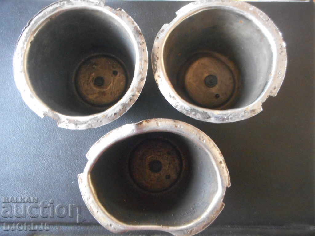 Delivery of Old caps, emblems from Moskvich car Delivery of Old caps, emblems from Moskvich car