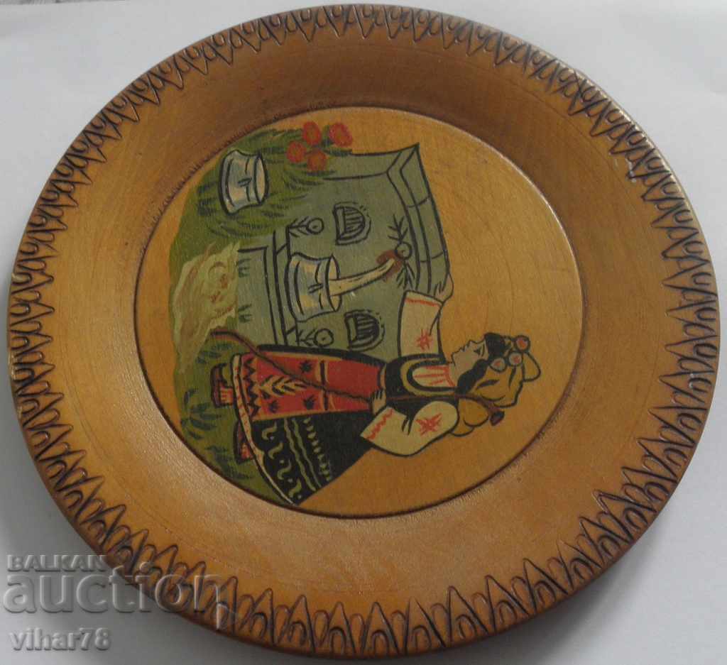 Auction a small old wooden wall plate Auction a small old wooden wall plate